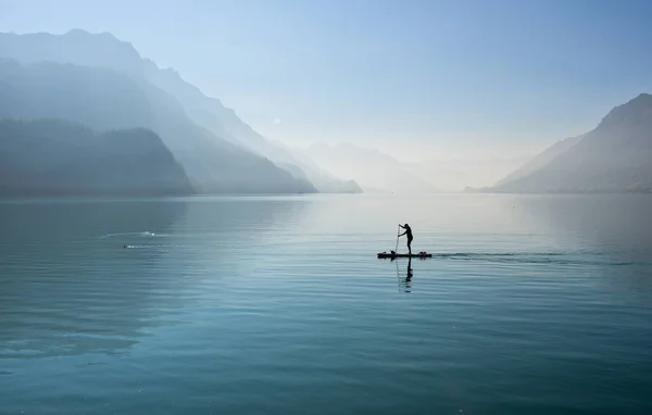 Ludzie Pływający Kajakiem Jeziorze Brienz Szwajcarii Jezioro Otoczone Jest Unikalnym — Zdjęcie stockowe