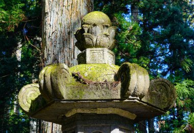 Japonya Nikko Park 'taki zen bahçesinde Japon taş feneri..