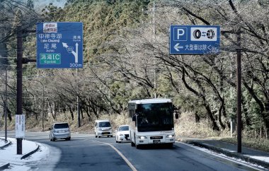 Nikko, Japonya - 2 Ocak 2016. Japonya, Nikko 'da otoyoldaki arabalar. Nikko dağlar, göller, şelaleler ve yürüyüş yolları gibi güzel manzaralar sunuyor.