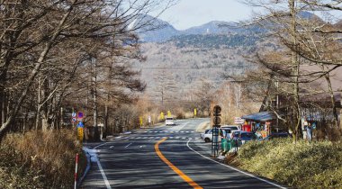 Nikko, Japonya - 2 Ocak 2016. Sonbaharda Japonya 'nın Nikko şehrinde dağ yolunda. Nikko dağlar, göller, şelaleler ve yürüyüş yolları gibi güzel manzaralar sunuyor.