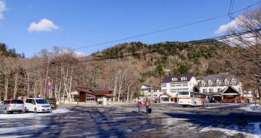Nikko, Japonya - 2 Ocak 2016. Japonya 'nın Nikko kentindeki bir ormanda tatil köyü. Nikko dağlar, göller, şelaleler ve yürüyüş yolları gibi güzel manzaralar sunuyor.