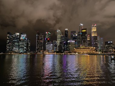 Singapur - 10 Şubat 2020. Singapur Şehir Merkezi 'nin gece sahnesi. Singapur, Güneydoğu Asya 'da Malay Yarımadası' nın güney ucunda güneşli ve tropikal bir adadır..