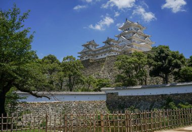 Japonya 'daki Himeji Kalesi' nin mimarisi. Şato 14. yüzyılda inşa edilmiştir ve Japonya 'daki ilk UNESCO Miras Alanıdır (1993).).