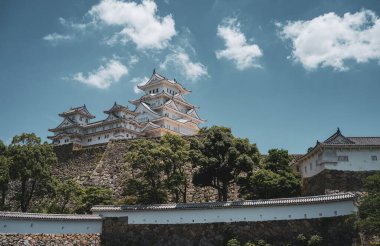 Japonya 'daki Himeji Kalesi' nin mimarisi. Şato 14. yüzyılda inşa edilmiştir ve Japonya 'daki ilk UNESCO Miras Alanıdır (1993).).