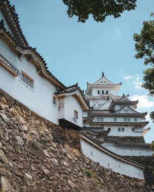 Japonya 'daki Himeji Kalesi' nin mimarisi. Şato 14. yüzyılda inşa edilmiştir ve Japonya 'daki ilk UNESCO Miras Alanıdır (1993).).