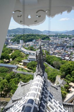 Japonya 'daki Himeji Kalesi' nde çatı süslemesi. Şato 14. yüzyılda inşa edilmiştir ve Japonya 'daki ilk UNESCO Miras Alanıdır (1993).).