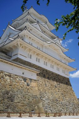 Japonya 'daki Himeji Kalesi' nin mimarisi. Şato 14. yüzyılda inşa edilmiştir ve Japonya 'daki ilk UNESCO Miras Alanıdır (1993).).