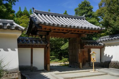 Himeji, Japonya - 15 Temmuz 2015. Himeji, Japonya 'da eski bir kalenin ana kapısı ve çiti..