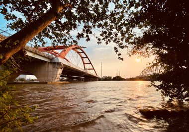 Günbatımında köprüsü olan Saigon Nehri Ho Chi Minh City, Vietnam.