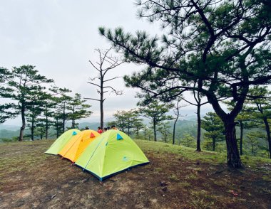 Dalat, Vietnam - 22 Mayıs 2020. Sabahın erken saatlerinde Dalat, Vietnam 'da Pine Hill' de kamp yapmak. Dalat 1900 'lerin başında Fransızlar tarafından bir tatil yeri olarak geliştirildi..
