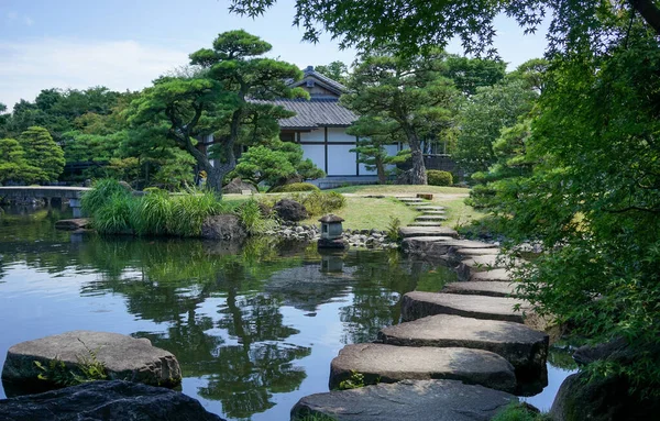 姫路市の盆栽と魚池のある緑の庭 — ストック写真