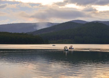 Dalat, Vietnam 'da gün batımında Tuyen Lam Gölü manzarası.