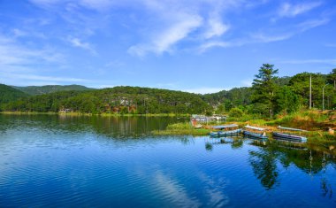 Yazın Dalat, Vietnam 'da güzel göl manzarası.