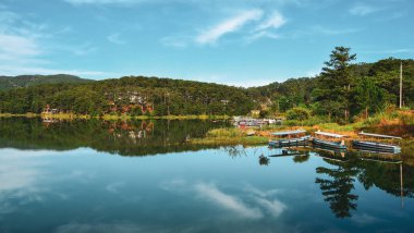 Yazın Dalat, Vietnam 'da güzel göl manzarası.