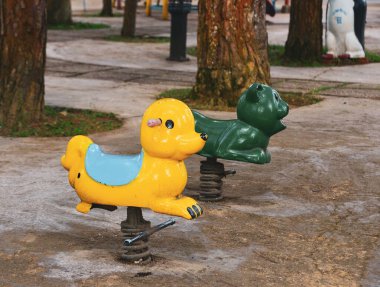 Terk edilmiş çocuklar eski Dalat kasabasında, alacakaranlıkta park ediyorlar..