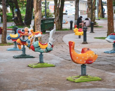 Terk edilmiş çocuklar eski Dalat kasabasında, alacakaranlıkta park ediyorlar..