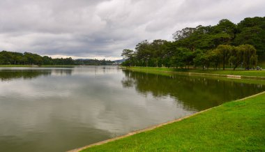 Yazın Dalat, Vietnam 'da güzel göl manzarası.