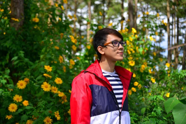 Junger Mann Genießt Den Wilden Sonnenblumenwald Dalat Vietnam — Stockfoto