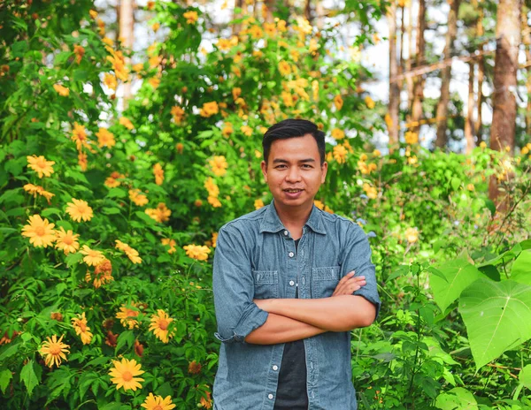 Молодой Человек Наслаждается Диким Подсолнечным Лесом Далате Вьетнам — стоковое фото
