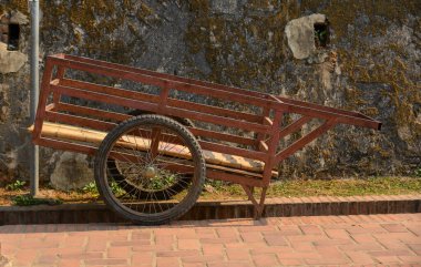 Luang İfadesi, Laos - 4 Şubat 2020. Eski şehir Luang Phrabang 'ın eski el arabası, Laos.