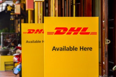 Luang İfadesi, Laos - 4 Şubat 2020. Luang Phrabang, Laos 'taki postanenin içindeki DHL reklam panosu..