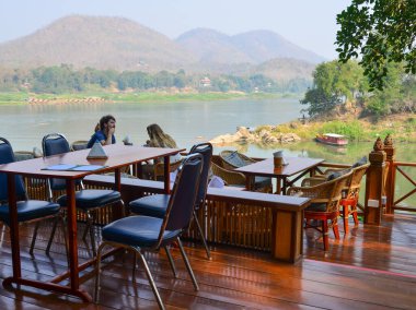 Luang İfadesi, Laos - 3 Şubat 2020. Luang Phrabang, Laos 'taki nehir kenarındaki restoranda dinlenme koltukları..