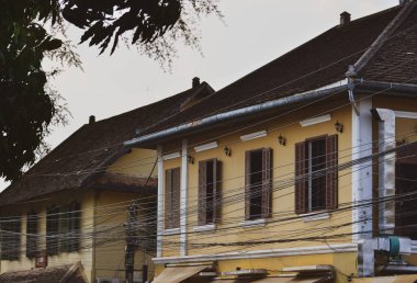Laos, Luang Phrabang 'daki antik kasabanın mimarisi. Şehir, 1975 yılına kadar binlerce yıl Laos krallığının başkentiydi..
