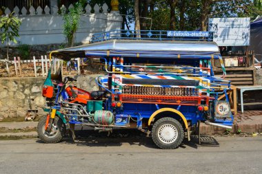 Luang İfadesi, Laos - 4 Şubat 2020. Tuk tuk, Luang Phrabang Laos 'ta turist bekliyor. Şehir 1975 yılına kadar Laos krallığının başkentiydi..