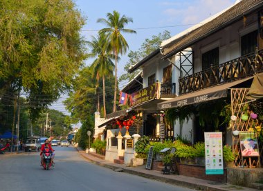 Luang İfadesi, Laos - 3 Şubat 2020. Laos, Luang Phrabang 'daki eski kasabanın mimarisi. Şehir, 1975 yılına kadar binlerce yıl Laos krallığının başkentiydi..