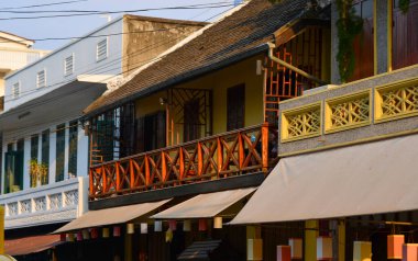 Laos, Luang Phrabang 'daki eski kasabanın mimarisi. Şehir, 1975 yılına kadar binlerce yıl Laos krallığının başkentiydi..
