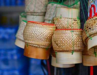 Laos kırsal pazarında el işi bambu sepeti satılıyor..