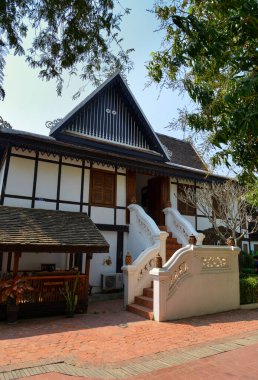 Luang İfadesi, Laos - 3 Şubat 2020. Laos, Luang Phrabang 'daki eski kasabanın mimarisi. Şehir, 1975 yılına kadar binlerce yıl Laos krallığının başkentiydi..