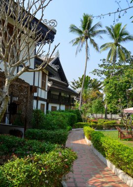 Laos, Luang Phrabang 'daki antik kasabanın mimarisi. Şehir, 1975 yılına kadar binlerce yıl Laos krallığının başkentiydi..