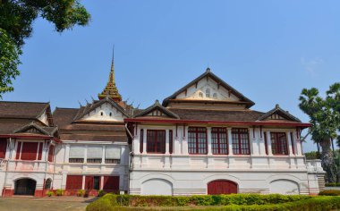 Laos, Luang Phrabang 'daki antik kasabanın mimarisi. Şehir, 1975 yılına kadar binlerce yıl Laos krallığının başkentiydi..