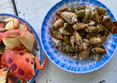 Vietnam 'daki Phu Quy Adası' ndaki lüks restoranda öğle yemeği için deniz mahsulleri..
