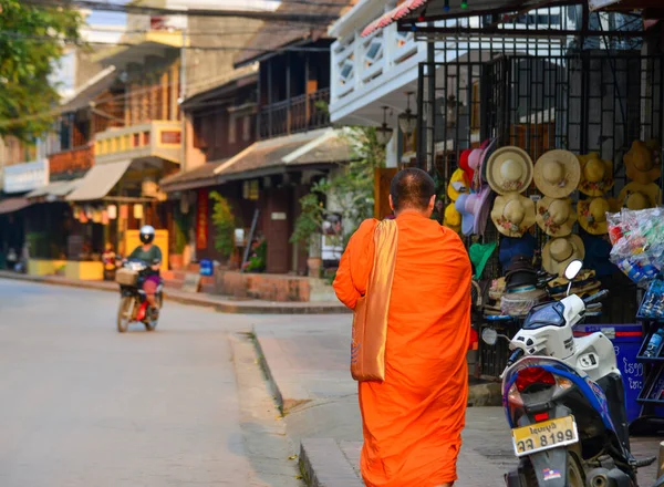 Luang Phrabang Laos Febrero 2020 Monje Budista Caminando Por Calle —  Fotos de Stock