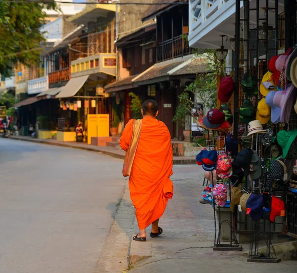 Luang Phrabang Laos Febrero 2020 Monje Budista Caminando Por Calle —  Fotos de Stock