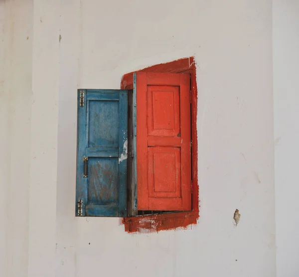 ラオスのルアンパバーンの旧市街にある古代の家の木製のドア — ストック写真