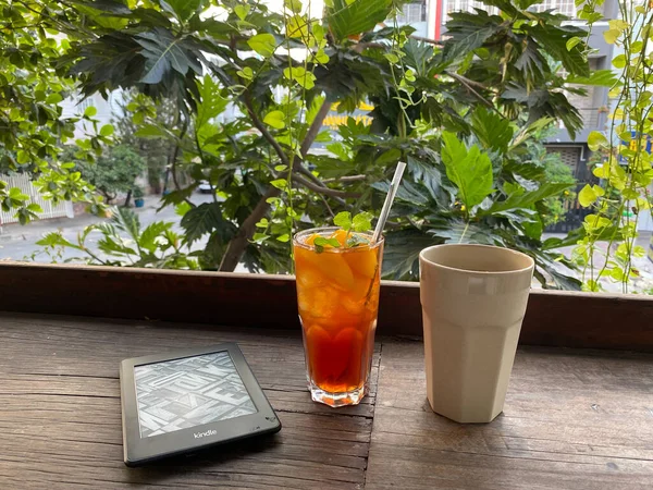 Saigon Vietnam Jan 2021 Enjoying Ice Tea Summer Kindle Reading — Stock Photo, Image