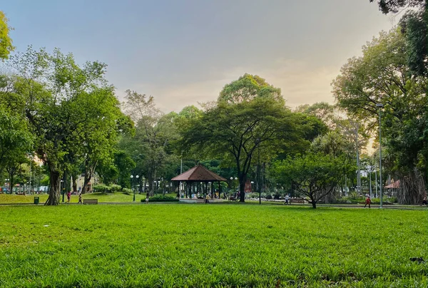 Paisagem Parque Verde Sob Pôr Sol Saigão Vietnã — Fotografia de Stock