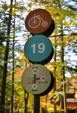 Karuizawa, Japonya - 7 Kasım 2019. Japonya, Karuizawa 'da sokak tabelaları. Karuizawa, Nagano dağlarında sonbahar doğasıyla ünlü bir tatil beldesidir..