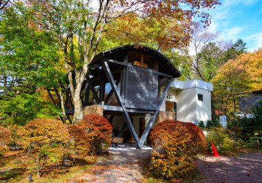 Karuizawa, Japonya - 7 Kasım 2019. Karuizawa, Japonya 'da modern bir ev. Karuizawa, Nagano dağlarında sonbahar doğasıyla ünlü bir tatil beldesidir..