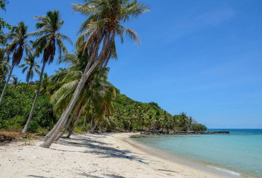 Phu Quoc Adası, Vietnam 'daki güzel mavi deniz. Phu Quoc güzel plajları ve çeşitli ekolojik koruma parklarıyla ünlüdür..