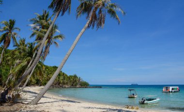 Phu Quoc, Vietnam - 10 Mayıs 2016. Phu Quoc Adası, Vietnam 'daki güzel mavi deniz. Phu Quoc güzel plajları ve çeşitli ekolojik koruma parklarıyla ünlüdür..