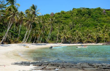 Phu Quoc, Vietnam - 10 Mayıs 2016. Phu Quoc Adası, Vietnam 'daki güzel mavi deniz. Phu Quoc güzel plajları ve çeşitli ekolojik koruma parklarıyla ünlüdür..