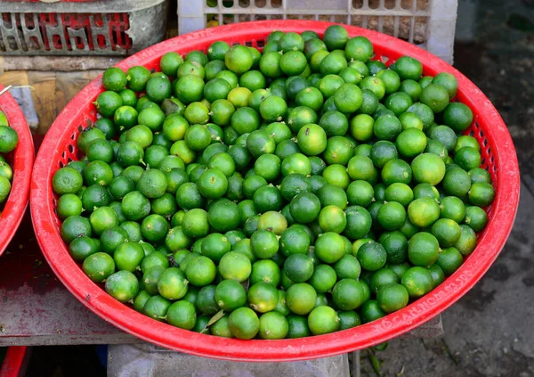 ベトナムフーコック島の市場でグリーンレモンを販売 — ストック写真