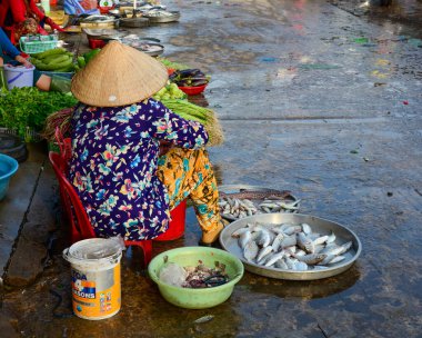Phu Quoc, Vietnam - 14 Mayıs 2016. Phu Quoc Adası, Güney Vietnam kırsal pazarında balık satan bir satıcı..
