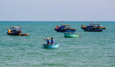 Phan Thiet, Vietnam - 30 Nisan 2016. Phan Thiet, Vietnam 'da güneşli bir günde mavi deniz manzarası. Phan Thiet, güneyde birçok lüks tatil köyü olan ünlü bir sahil kentidir..