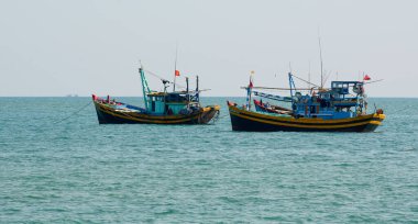 Phan Thiet, Vietnam - 30 Nisan 2016. Phan Thiet, Vietnam 'da güneşli bir günde mavi deniz manzarası. Phan Thiet, güneyde birçok lüks tatil köyü olan ünlü bir sahil kentidir..