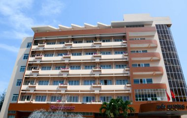 Phan Thiet, Vietnam - 30 Nisan 2016. Phan Thiet, Vietnam 'daki otel binası. Phan Thiet, güneyde birçok lüks tatil köyü olan ünlü bir sahil kentidir..